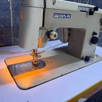 مكينة بولوني خياط وزكزاك نظافة فول كاملة مع الميز سعر ١٤٠ ألف 07733987...