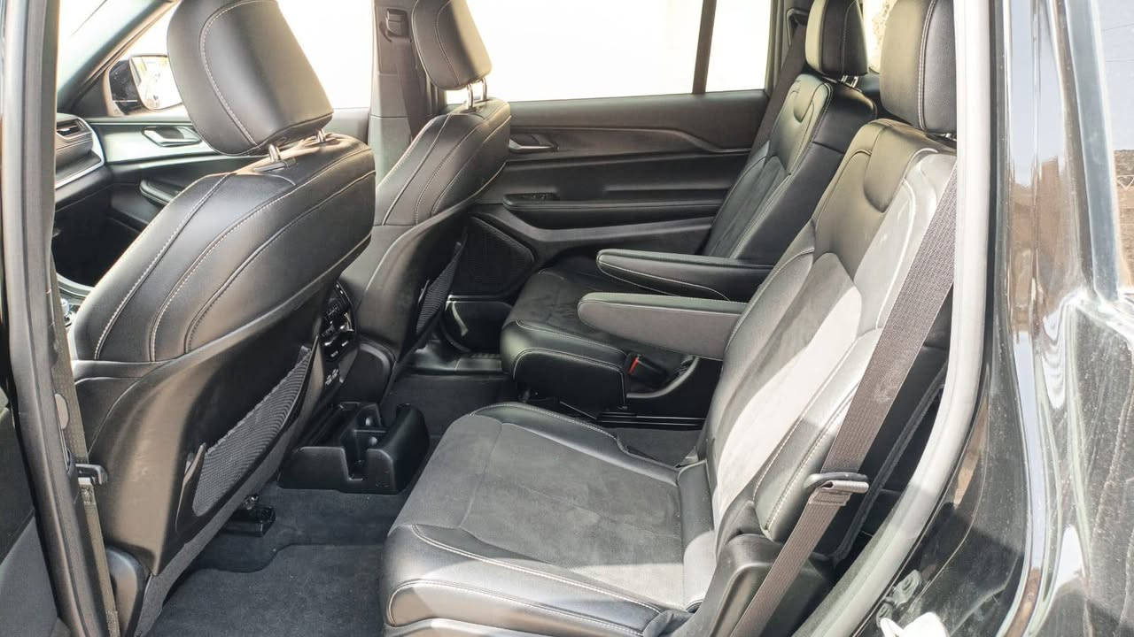 السلام عليكم 2024 JEEP GRAND CHEROKE  L ALTITUDE امريكي 7 راكب ماشيه 12 الف حدثه مرفق بصور بدون لوحات دخول جديد مكان سياره الأعظمية ***********
