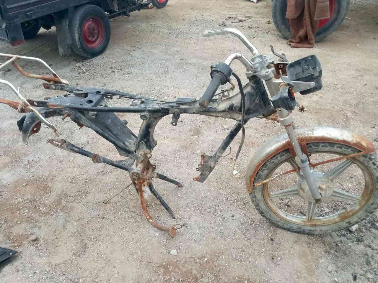 سلام عليكم صاصي اللبيع موديل 2013 شرط نضافه مكاني ديالى خالص ***********
