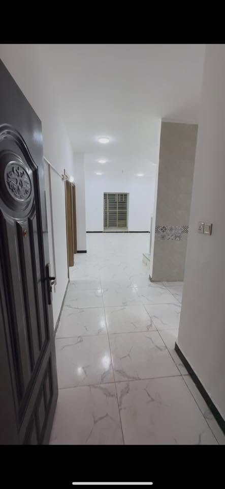 بيت في مجمع السلام السكني المرحله الثالثه
الدخول عن طريق عامود رقم واحد 
او عامود  22 شارع جامعة الكفيل
بيت 200 متر طابقين   
استقبال 
ثلاث غرف نوم 
مطبخ بارد ومطبخ حار بناء
صاله كبيره 
ثلاث صحيات 
بي اضافات 
بناء مخزن في الطابق الاول  طول 9متر وعرض 4متر 
بناء مطبخ حار خلفي 3في 2,5
إضافة خط ماء اساله للبيت كله 
إضافة كتائب حديد للبيت كله مع إضافة باب حديد للباب الداخليه 
زيادة ارتفاع الجدران للبيت كله 
البيت جديد وفارغ وجاهز للسكن
بيع بسعر مناسب جدا 
للأستفسار اتصال على الرقم 

‭***********‬
