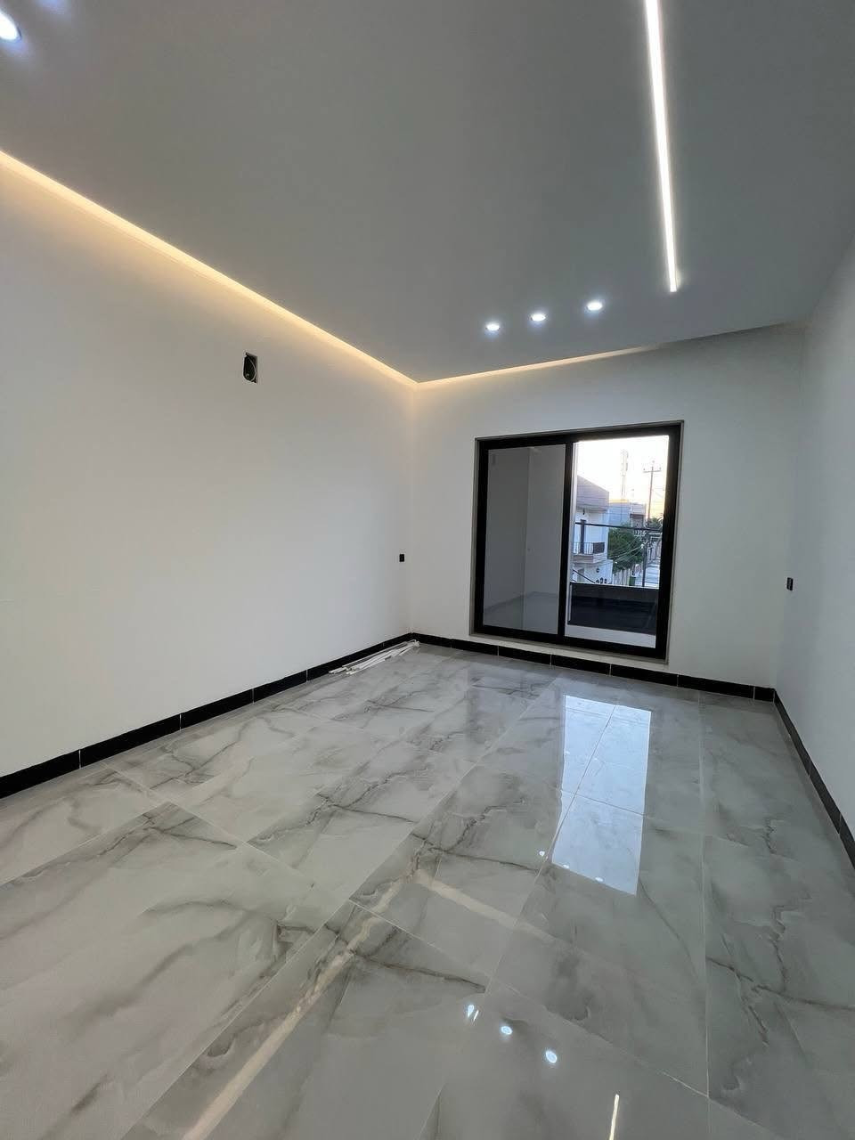 🏡 بيت زيرو للبيع – حي الصديق الأولى 🏡

✨ فرصة مميزة لامتلاك منزل حديث بتصميم راقٍ وتشطيبات فاخرة في أحد أفضل مواقع حي الصديق الأولى.

📍 الموقع: قرب شارع 20
📐 المساحة: 175 متر
📏 الواجهة: 7.75 متر
🧭 الاتجاه: غروب
🛣️ شارع بعرض 12 متر

📲 لمعرفة الأسعار والصور وأحدث العروض انضم إلى قناة التليكرام:
https://t.me/+CvAR_-mqjcM2N2M6

🏠 يتكون من طابقين:

🔹 الطابق الأول:
🛏️ غرفتا نوم (إحداهما سويت)
🛋️ هول
🚪 استقبال
🍽️ مطبخ
🚿 صحيات
🚗 كراج

🔹 الطابق الثاني:
🛏️ 3 غرف نوم (إحداها سويت)
🛋️ هول
🚿 صحيات

⭐ المميزات:
✔️ بناء زيرو بتصميم عصري حديث
✔️ تشطيبات راقية وجودة تنفيذ عالية
✔️ توزيع عملي يوفر الراحة والخصوصية
✔️ موقع هادئ وقريب من الخدمات

📞 للاستفسار:
***********
***********

📍 مكتب السنبلة للاستثمار العقاري
سايدين حي البعث – مقابل حلويات الذهبي
