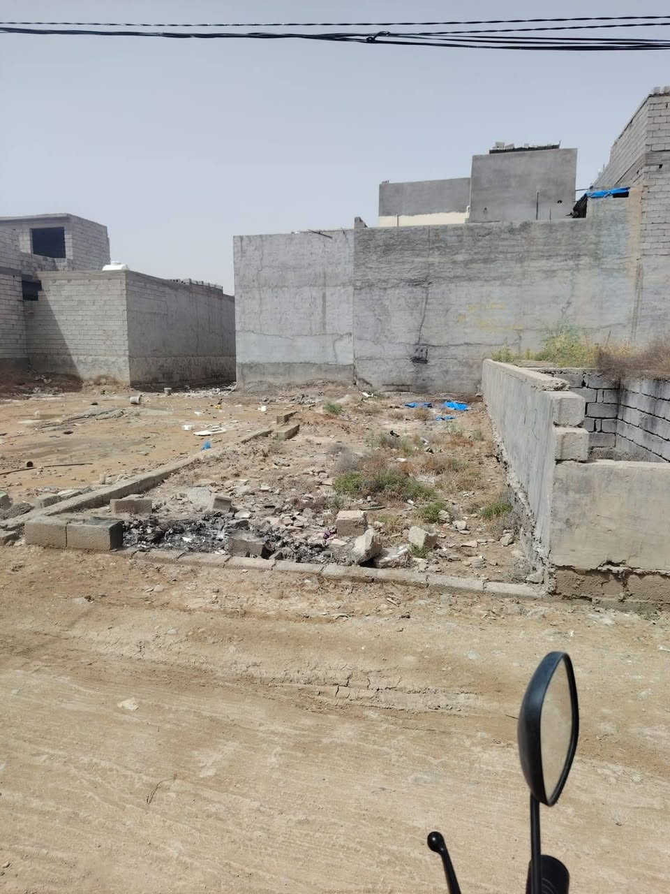 سلام عليكم...  قطعة للبيع ٢٠٠ متر
١٠٠متر بتلو   و١٠٠متر قطعة عادي..
كل ١٠٠ متر بسعر ١٥ مليون وبيه مجال..
او القطعة كله ال ٢٠٠ بسعر ٣٠ مليون وبيه مجال.
موقعه حي الشرطة قريب على جامع حبيب المصطفى. وبداية فرع وبصفه محوله وتبليط يبعد عنه ٥ امتار.
للاستفسار على رقم ***********

