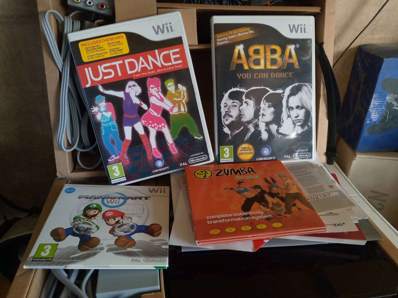 Nintendo Wii . 
ننتيندو وي نسخة ماريو كارت وي باك .
الجهاز لوك مطابق + ٧ العاب اصلية  .
معدل رام ١٢٨ كيكا + مكتبة العاب  .
بلي ستيشن ١ .
بلي ستيشن ٢ نسخة الكيم كيوب + ٦ اجزاء ريزدينت ايفل .
بلي ستيشن ٣ نسخة ننتيندو وي  + ٥ اجزاء ريزدينت ايفل .
سيكا ٥ اجهزة ميكا درايف+جينيسس+سيكا ٣٢+سيكا ماستر سيستم+سيكا سي دي .
مايكرو+سوبر ننتيندو+ام اس يو سوني.
بالإضافة الى الكثير من الأجهزة والالعاب المختلفة.
للتواصل .*********** .
