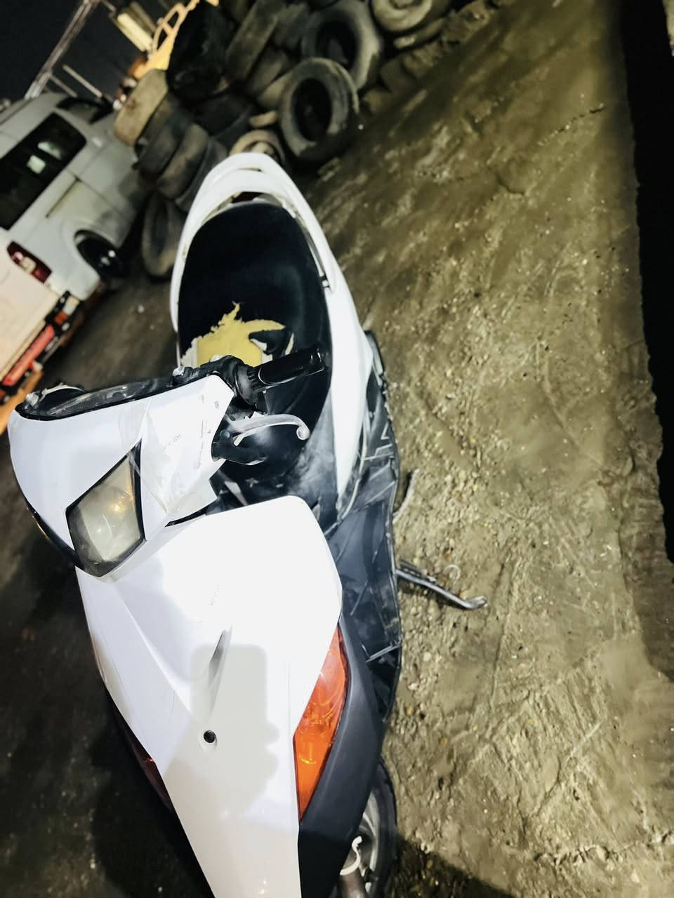 سلام عليكم دراجه ثعلب نضيفه. دراجه حلوه كهربائيات شغاله امجفته تجفيت اصلي جديد كابريتر  دراجه كاملا السعر 500 بيهه مجال العنوان بغداد شارع الجزيره الكديم مقبيل.بوب الشام ***********
بس رقم
