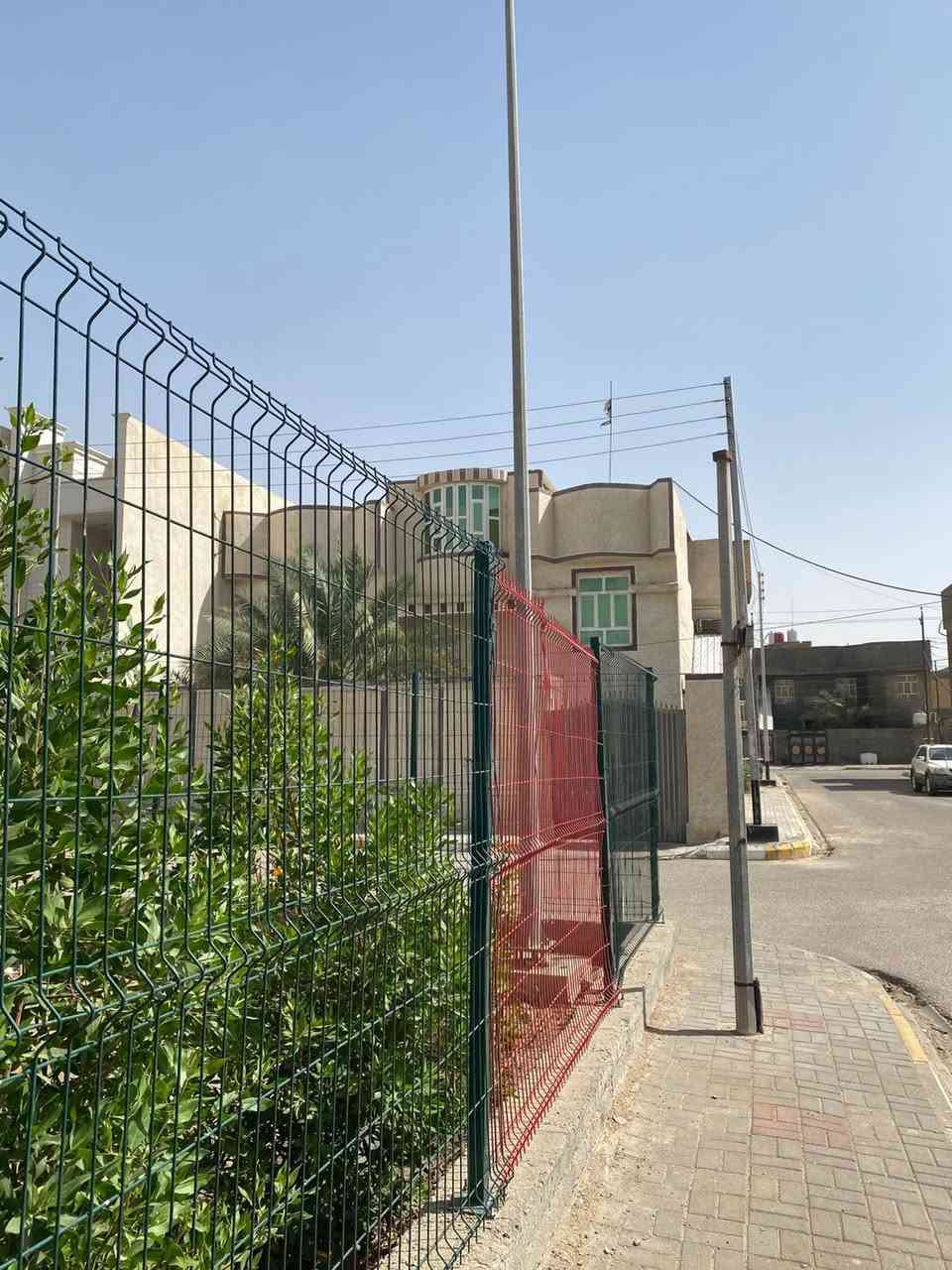 بسم الله الرحمن الرحيم
اللهم صل على محمد وال محمد

#بيت للبيع ركن 
مساحته ٢٨٠ متر طابقين 
كونكريت مسلح غرفتين نوم ارضي
وهول ٤.٢٥ * ١٠.٥ متر
واربع غرف نوم بالطابق الثاني 
وهول ٤.٢٥*٧.٥ متر
بناء￼ ٢٠١٠ فيه طارمه  ٨٠ متر 
وحديقه ٠ كراج يسع ل ٣ سيارات

#الموقع حي الحكم خلف 
معمل ماء الامل 
امامه متنزه كبير خدمات تبليط
ومجاري وخط انترنيت ضوئي
المنطقه نظيفة جداً

السعر خاص
مكتب علي شريف
***********
