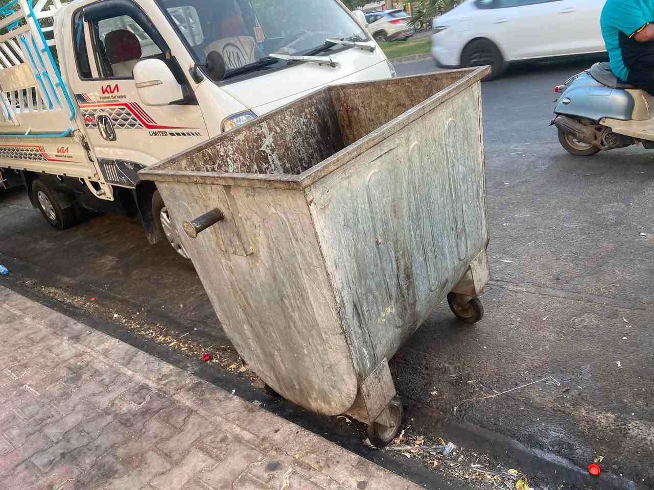 عندي حاويه للبيع قياس جبير شي درجه اول سعر ٧٥ بيها مجال عنواني كركوك شارع قدس ***********
