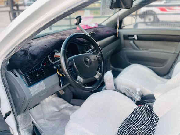 شوفليت موديل ٢٠١٠ زوور جوانه سياره كه
چوارتايه ي نوويه. گير توماتيك. 
سياره كه ١ پارچه ي هه يه بي ناوگرتن
بي سارد بي ليدران.  
سعري ٨٤$
***********
*********** كويسينجاك
