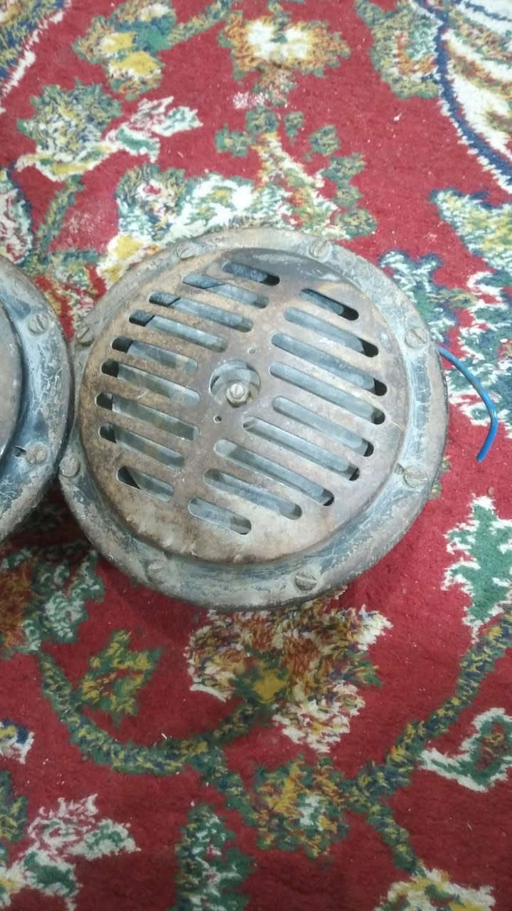 هورنات جنح صليات بلاديات قديمات عندي سعر 350بيهن مجال بكاني بغداد لامين ***********
