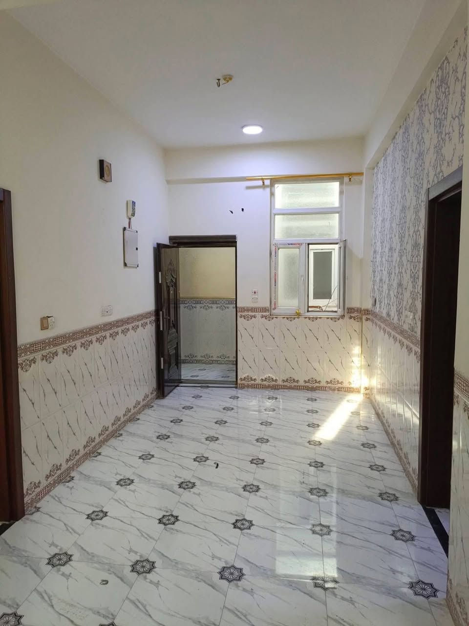 شقة للإيجار عوائل فقط في الرمادي شارع 40 وجهة مباشرتاً على شارع العام .

الشقة طابق ثالث ، نظام مصعد كهربائي و درج .
المصعد شغال وطنية فقط.

الشقة تتكون من غرف نوم عدد 2 وصالة ومطبخ و مجموعة صحيات.

كافة الخدمات متوفره من ماء وكهرباء وطنية و مولد.

المطبخ يحتوي على كاونتر و سنك.

#سعر الايجار 250الف قفل 💸 .

-----------------------------------------------------
📞
📱 واتساب على كلا الرقمين 

         ***********
