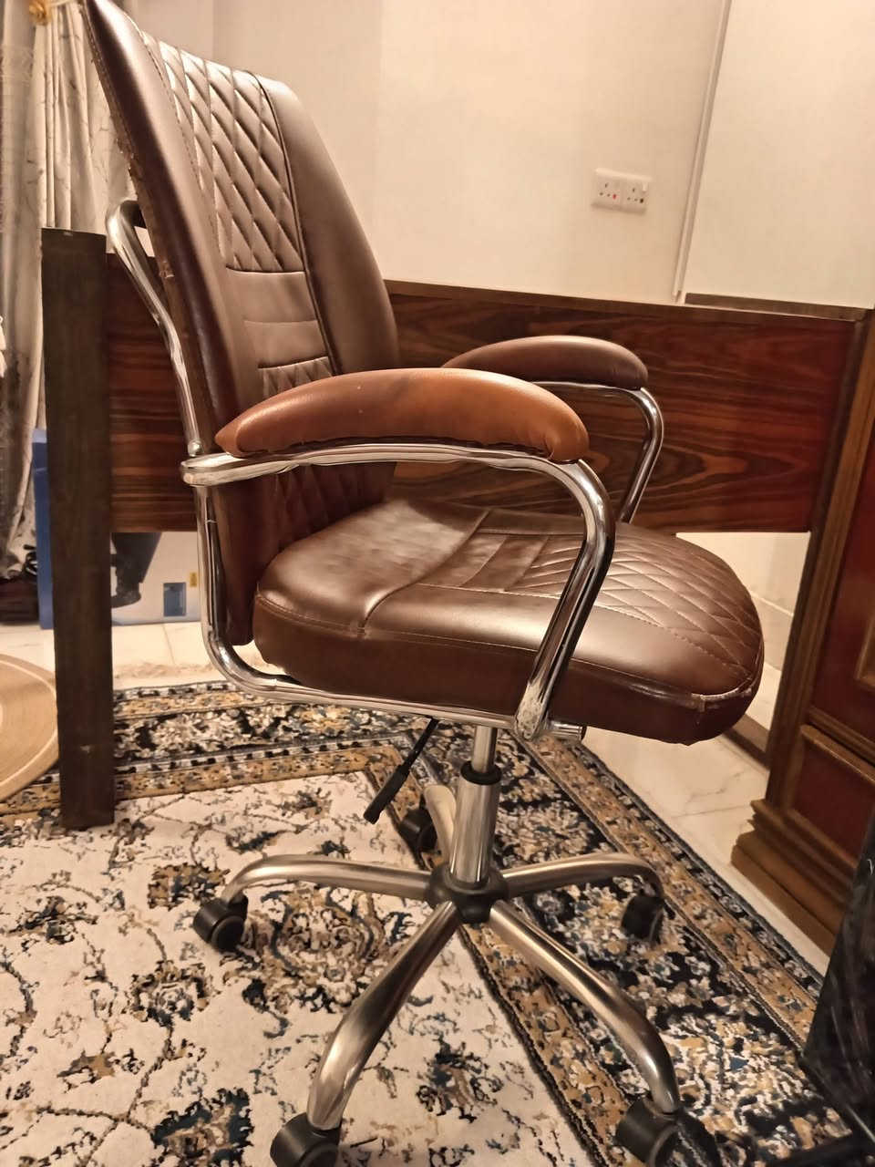 ميز مكتب اني نجرته  مع كرسي متحرك لبيع ***********واتساب
