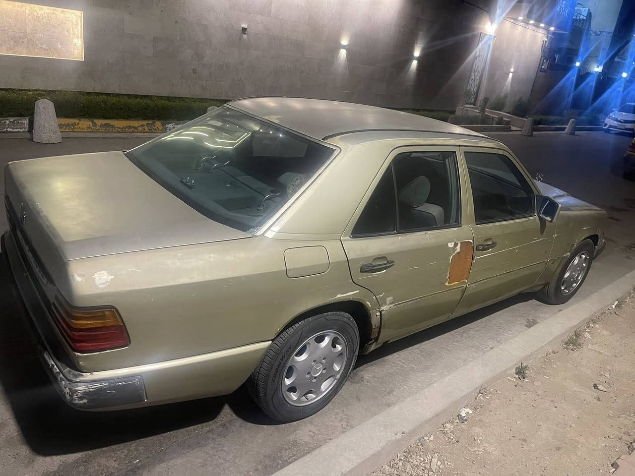 سلام عليكم
مارسدس دب موديل 86 بغداد بأسمي سنويه لغاية 31 مكينه وگير بلاد 300 قبق اسود مكينه بيها تبخير تخم تاير شاده جديد خمسه ويل كب تبريد نقص غاز فقط غرفه كلش نظيفه ماشيه 173 جانت متروكه السياره قواعد دبل وحده بيها تصليح كلش بسيط كهربائيات كامله سعرها (46) وبيها مجال جداً بسيط بغداد حي القاهره ***********
