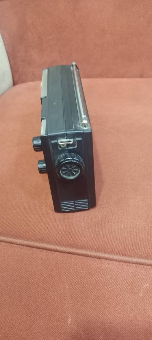 راديو نشينل بانسونيك ياباني اصلي نظيف جدا 3 موجات كهرباء 110 فولت وباتري عدد3 الجهاز بلادي خالي من التصليح السعر 85 الف ***********
