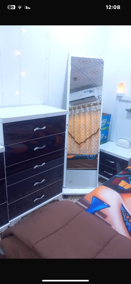 غرفه نضيفه مابيه ضرر سعر ٤٥٠ عنوان  شارعه الوفود رقم راعيه ***********
