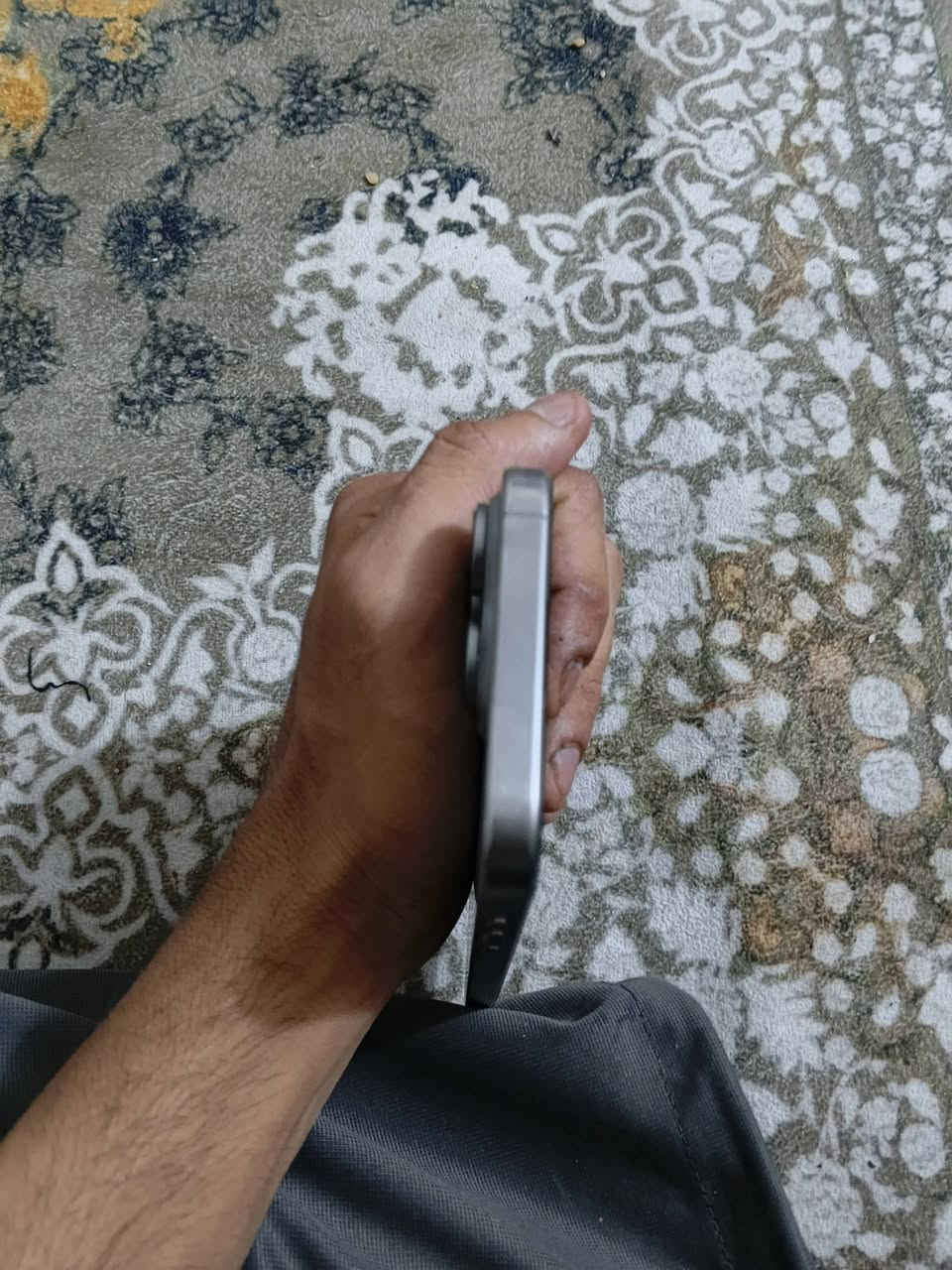 سلام عليكم ايفون 15 برو ماكس شرق اوسط تليفون جديد ما مفتح ولا دخل تصليح وتر ذاكرته 256وبطاريه 84 كارتونه والكيبل ويا  وسعره مليون وميه وبي مجال بكاني بغداد الحسينيه مال راشديه وهاذه رقمي ***********بي واتساب وموجود مسنحر
