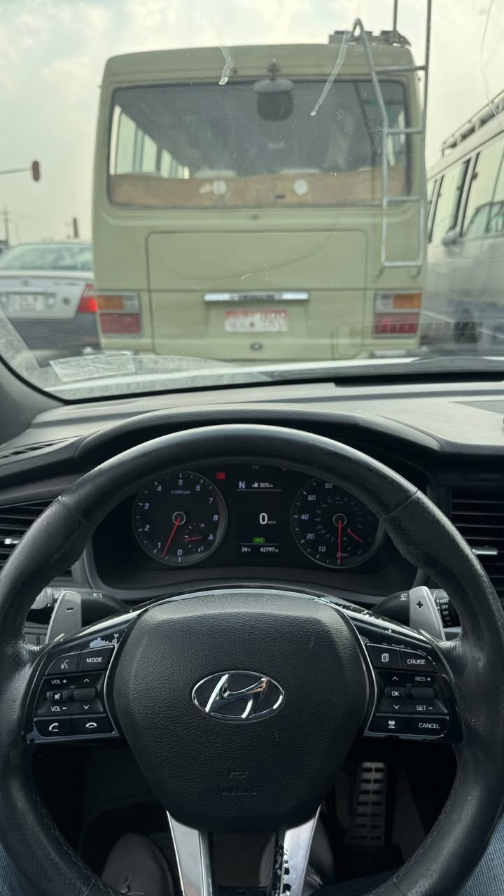 سوناتا 2018 فول للاخير خنك
وارد امريكي 
ماشية 43 الف فقط
سونار ورقم الشاصي مرفق بلمنشور 
حادثها بارد خشم البنيد فقط حتى الدعاميات بدون صبغ 
رقم بصرة الانكليزي بأسمي تحويل مباشر سنوية جديدة 2030 وهزة جديدة قبل شهر

السياره عليها سيرفس كامل ادامة كاملة قبل اسبوع شادلها غراض كله اصلي من فيت بم ونوزلات وبلكات وجويتر وشوتة وماب سنسر وآير فلو كلشي وكالة تنگر سويج وتطلع وين ماتريد ترايك لزاخو 
محرك GDI 2.0 توربو يولد 245 حصان تنسى شي اسمة دوانز ع بانزين العادي✈️
السونار مرفق بلمنشور

المواصفات : 
فتحة سقف 
خزن كشنات ميموري 
كشنات جلد تدفئة تبريد لون اسود مطرز خيط ازرق ومختم TURBOرياضي بلاد
تدفئة ستيرن + ستيرن رياضي حرف D
تبريد قطعتين
رادارات امامي وجانبي 
تحذير مري عند الاقتراب + مري قلاب
سايد بريك كهربائي دگمة
اوتو هولد
اربع وضعيات قيادة 
بردات خلفية بلاد 
سماعات انڤنتي 12 سماعة
ترحيب كشنات عند التشغيل الكشن يتقدم ويأخذو ضعية الخزن وعند الاطفاء يرجع 
ترحيب لايتات عند التشغيل 
دخول ذكي ترحيب دخول الابواب
بصمة ابواب + بصمة تشغيل

وبعد هواي مواصفات ماذكرتهن السيارة كامل مواصفات اعلى شي بلسوناتا الوارد امريكي ولاتقارنها بلراكضات والحادث قوي والعمية السوگ كلشي بي والجناي يعرف قيمتها وسيارة تعبان عليها ومداريها مال جناي بيها تگشير صبغ بلبنيد وبلقمارة بسبب محطات الغسل 
معروف بهذا الموديل واضح بلصور بلنسبة لخواتها كلش قليل 
السعر  152 وبيها مجال 
عنواني بصرة قضاء شط العرب 
متواجد شريحة + واتساب فقط
  ***********
