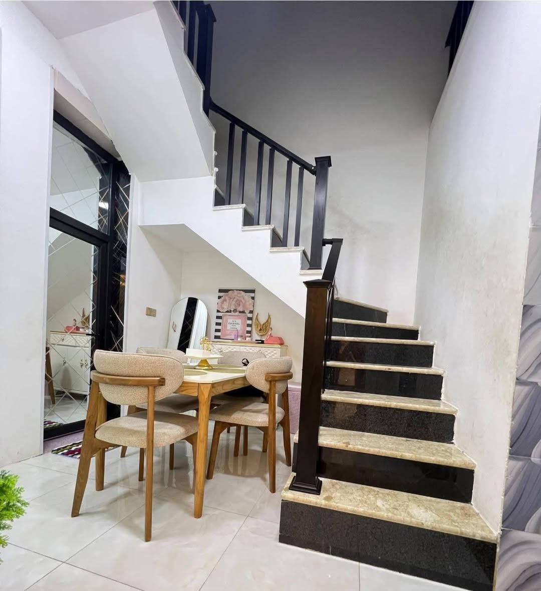 🏠/ دار للبيع المساحة ١٠٠ م طابو زراعي سند 
         الواجهة ١٠ م / النزال ١٠ م
🧱/ بناء حديث سنة ٢٠٢٤ 
الطابق الاول / مطبخ . هول . استقبال . غرفة نوم . مجمع صحيات 
الطابق الثاني /  غرفتين نوم . هول . مجمع صحيات 
🌏الموقع / حلة . حي الصحة خلف مطعم ابو صفاء قريب من شارع ٦٠ 
للاستفسار مراسلة الصفحة او مراجعة مكتب ⬇️

#بشار_للعقار_والمقاولات شارع ٦٠ بداية شارع الحسينية 

***********          ***********
