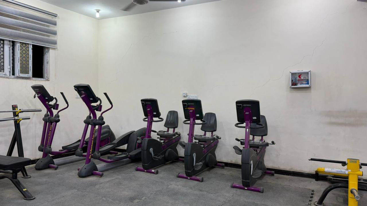 قاعه(جيم) سابقا كانت نسائية الان متروكه معروضه للبيع 
تفاصيل//
تحتوي على جميع اجهزه التمارين الرياضه
مجهزه بفرشه  كامله
مجهزه بلوكرات 
تحتوي على مكتب اداري 
القاعه معروضه للبيع (ايجار المكان) 
البيع يكون الاجهزه كامله او ايجار المكان وشراء الاجهزه كامله 
موقع القاعه//الرميثه(شارع الاطفاء القديمه قرب قاعه مازن) للتفاصيل اكثر تواصل واتساب 
***********
السعر مقارنه بل اجهزه جدا رخيصه
