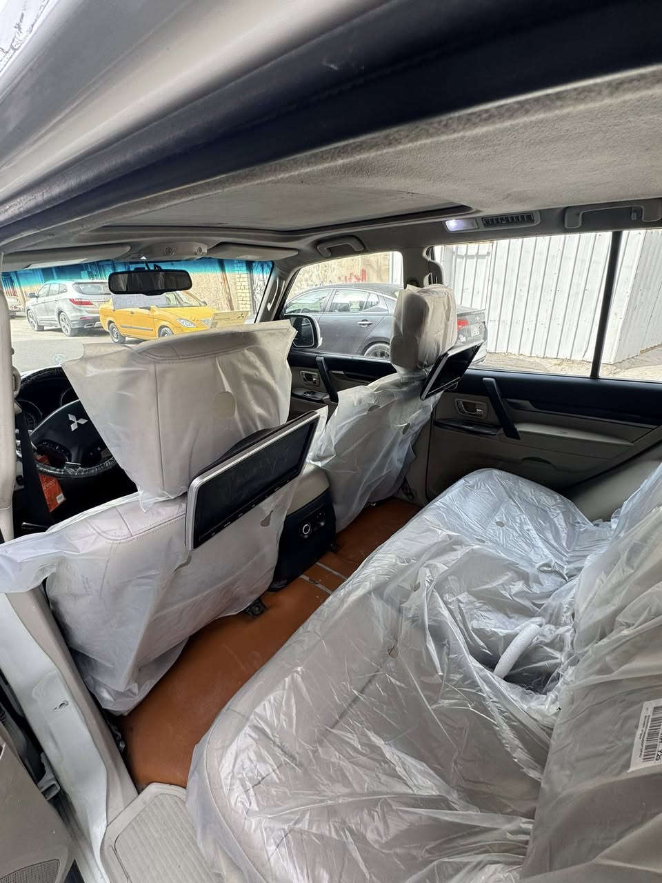 السلام عليكم باجيرو
حبتور فول موصفات 
بيه صبغ جاملغ باب مفتوح ول ثاني بارد فقط بدون تبديل  
بدون تحديث بلادي 2015
السعر 153$
اي ستفسار ***********
