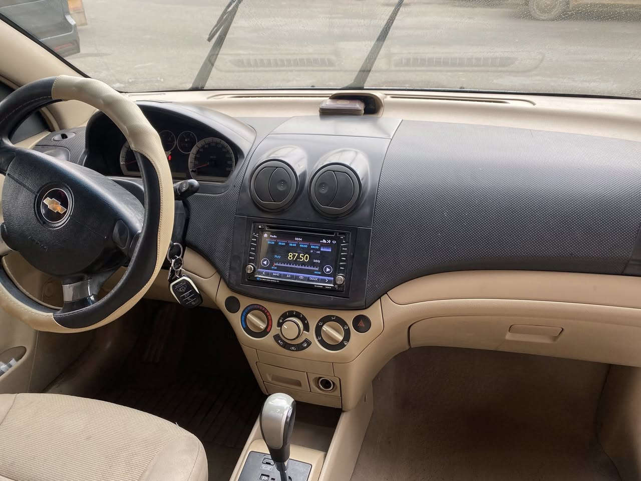 السلام عليكم أفيو مال شركة موديل 2011 بغداد رقم إنكليزي هزة جديدة سنوية جديدة باسمي تحويل ثاني يوم بيها صبغ جاملغ امامي وجاملغ بارد ورصعة  بالجنطة شاشة كاميرا خلفية كير اوتو مكينة1600  تبريد تدفئة كهربائيات كلها شغالة تخم تاير باتري جديد اخوان يحتاجلها شغلات بسيطة للصدر مكاني بغداد للاستفسار الاتصال على الرقم *********** السعر 72 وبيها مجال
