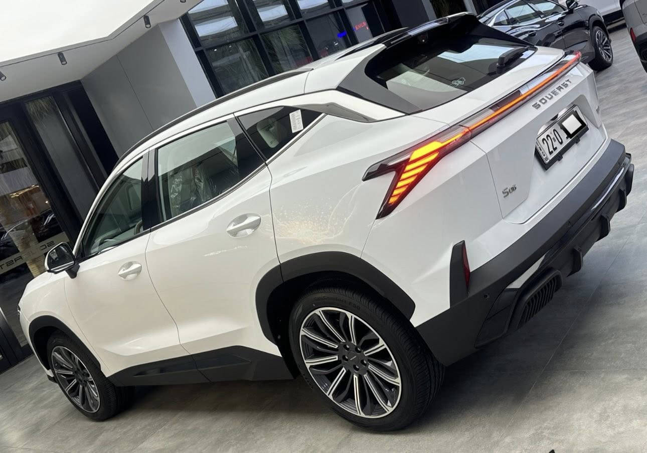 قبل متقرا الاعلان شوف السعر
مستعجل عالبيع 

****   السعر 27 مليون دينار عراقي *****

السيارة مابيهة اي ملاحظة اطلاقاً 
حالهة حال الزيرو

سوئيست S06 1.6L PREMIUM
السلام عليكم 

سوئيست بريميوم موديل 2025  فول مواصفات 

رقم اربيل واب اسمي تحويل مباشر 

العداد: 4000 كم 

المحرك: 4 أسطوانات 1.6L  تيربو 197 حصان

العزم (نيوتن-م.): 290

ناقل الحركة: اوتوماتيكي دبل كلاتش من 7 سرعات

استهلاك الوقود: 8 لتر لكل 100 كم

الضمان الأساسي: 6 سنوات أو 200,000 كم 

ضمان المحرك: 10 سنوات أو 1،000،000 كم 

المواصفات:

*إطارات قياس 20 إنچ

*فتحة سقف بانوراما 1.1 م

*شاشة عرض ترفيهية قياس 15.6 إنچ

*شاشة عدادات رقمية قياس 10.25 إنچ

*مقصورة الركاب من الجلد الفاخر

*مقعد السائق والراكب كهربائي

*مقاعد السائق والراكب مبردة

*كاميرات محيطية 540 درجة

*مثبت سرعة مع رادار تفاعلي 

*نظام مراقبة النقطة العمياء 

*نظام تحذير مغادرة المسار

* نظام المساعدة للبقاء في المسار

*نظام الكبح التلقائي في حالة الطوارئ

*نظام القيادة شبه الذاتية

*نظام الفرامل اليدوية الاوتوماتيكي Auto hold 

*نظام التحكم بنزول المنحدرات

*حساسات أمامية

*حساسات خلفية

*نظام التحذير من التصادم الأمامي والخلفي 

*نظام ابل كار بلاي واندرويد أوتو لاسلكي

*نظام صوتي متطور 8 سماعات من Sony 

*بلوتوث / هاتف السيارة

*إنارة محيطية لون ازرق

*إنارة ترحيبية

*صندوق كهربائي 

*المرايا الجانبية قابلة للطي كهربائياً ومدفئة

*مصابيح أمامية أوتوماتيكية LED مع مصابيح نهارية LED

*نظام التحكم الذكي بالإنارة العالية

*نظام تقنية الهواء بالايونات PM2.5

*فلتر تنقية الهواء (N95)

*دخول ذكي (بصمة)

*تشغيل عن بعد

*خاصية إغلاق الشبابيك وفتحة السقف عن بعد 

*شاحن هاتف لاسلكي سريع

*ماسحات الزجاج الامامي مع حساس للمطر

*مسند الذراع الوسطي مع ثلاجة

*وضعيات قيادة متعددة 

*نظام مراقبة ضغط الإطارات

*وسائد هوائية امامية وجانبية عدد 6

للاستفسار الاتصال على الرقم

***********
