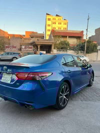 كامري 2019 se امريكي بيها قطعتين ونص وملاحضه بسيطه  بجم امامي خلفي كبس...