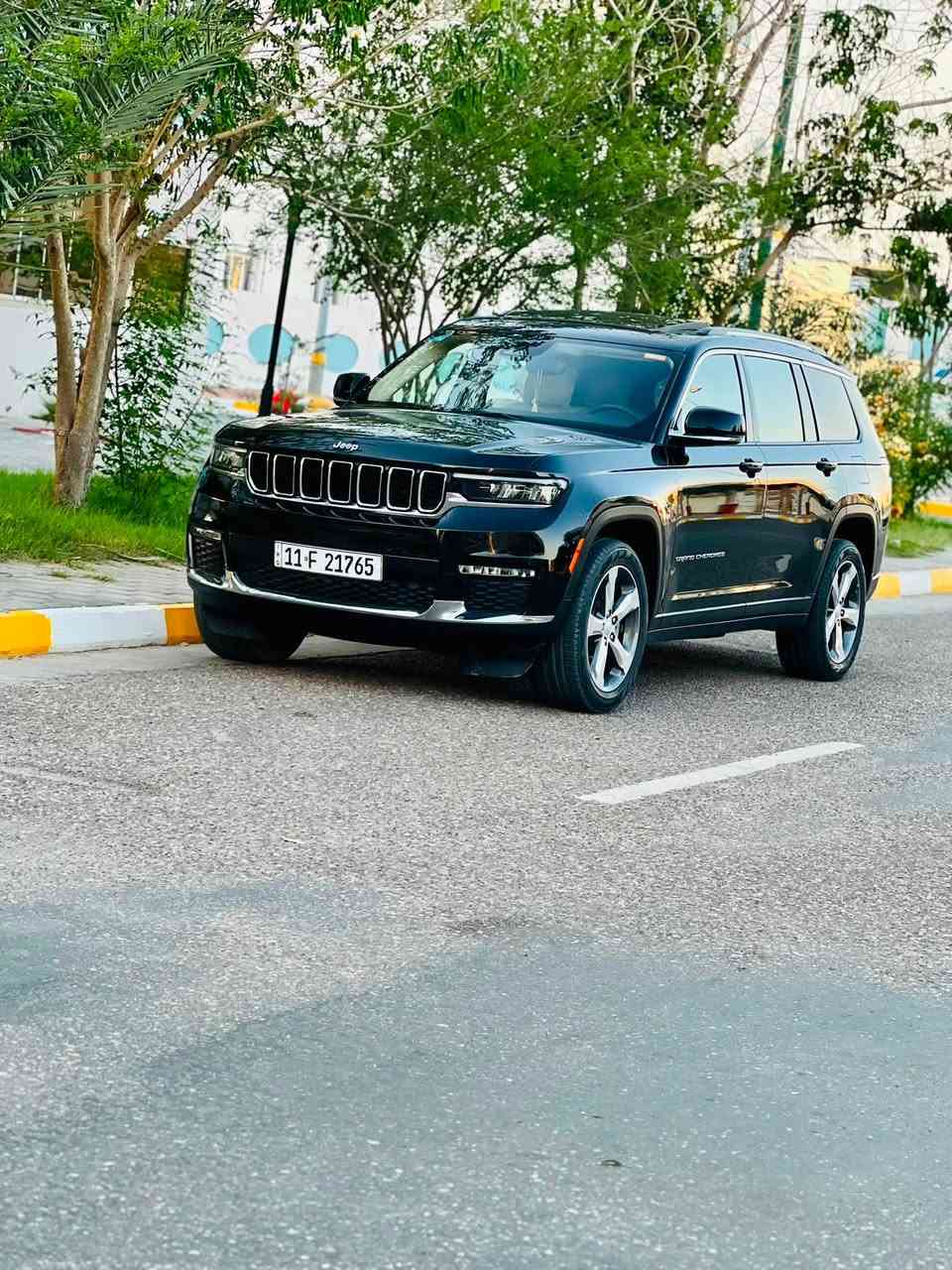 جيب  كراند شيروكي  لون اسود 2021 لمتد L .خليجي  اقره الوصف كامل
7   راكب
وكالة هارلم السيارة حيل جديدة 
المحرك : V6.  3.6L 
العداد :  37 الف  كيلو متر حقيقي
اللون : اسود 
الرقم : بغداد بأسمي 
سيارة جديدة على وضع الشركة  
مكان السيارة: البصرة 
المواصفات :
* دفع رباعي 4x4 . 
* رادار امامي مع مانع تصادم . 
* تحذير الخروج عن المسار . 
* تحذير النقطة عمياء  .
* ويل قياس 20 انج .
* سقف بانوراما . 
*دشبول دجتل مع شاشه بمواصفات عاليه
* شاشه كبيرة 10.1 انج . 
* نظام الخرائط (GPS) .
* كاميرا داخلية محيطيه  360 درجه  . 
* كاميرا خلفية . 
* المصابيح الأمامية زنون .
* كشافات الضباب زنون .     
* تشغيل عن بعد .
* صندوق كهربائي .
*شفتات بالستيرن.

كفالة عامة  ما عدا  بارد بالجاملق الامامي  اثر طخه باب بسيطه  وصور الطخه موجوده عندي  

*الگير ماوس مع وضعيات قياده متعدده.
* مقصورة الركاب من الجلد الفاخر .
*تطعيم الدشبول والابواب صاج ملكي.
* حفظ وضعيات الجلوس (ميموري) . 
* المقاعد الأمامية كهربائية .
* المقاعد الأمامية تبريد وتدفئة .
* المقاعد الخلفية تدفئة .
*سايد بريك بصمه.
*فول تحكمات ستيرن امامي خلفي.
*عشره  ايرباك بالدشبول ولتكم ولكراسي
* سستم صوت Alpine . 
* انارة داخلية LED . 
* حساسات خلفية . 
* 7 راكب .
* مكيف خلفي مع وحدة تحكم منفصلة . 
* تدفئة ستيرن . 
* مرايا متحسسه للضوء العالي . 
* مانع تصادم خلفي .
* بلوتوث تلفون . 
* محدد سرعة . 
* نظام التشغيل والاطفاء الاوتوماتيكي ( Auto Start System ) .
* نظام بريك اوتماتيكي ( Auto Break System ) .
*وبقية المواصفات المعروفه
بانزين محسن والدهن درجة اولى من وكالة موتل 
اسف على الاطالة
العنوان البصرة 
للاستفسار  اتصال وواتساب
السعر  340$ بيها مجال   بسيط  
حيل جديدة  
السيارة مغلفة ppf  بالكامل  من شركة دايتك 
***********
