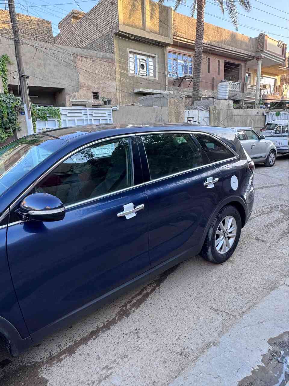 السلام عليكم 
كيا سورينتو موديل 2020
نص مواصفات 
حادثها جاملغ وطخة خفيفه بلبنيد 
وهنا صار بيها بارد بل باب مال سايق والخلفي بسيطات 
سعرها 165 وبيها مجال بسيط 
مكاني بغداد الدورة 
*********** بغداد, العراق

