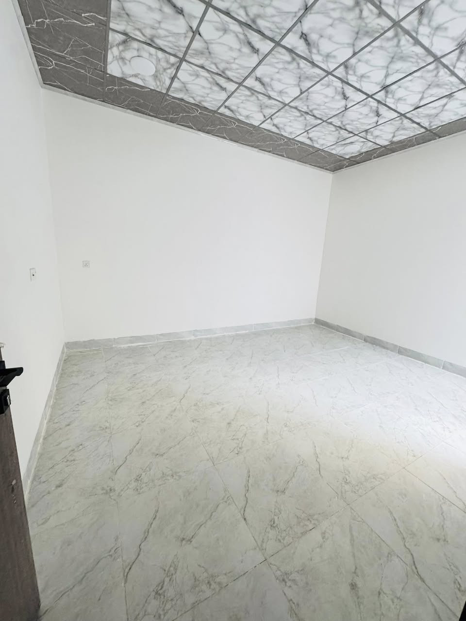 السلام عليكم دار للبيع في حي سومر فرع الحمداني المساحه 100 متر طابق ونص ملك صرف سند طابو الزهور يتكون من غرفتين نوم وهول واستقبال وصحيات عدد 2 وكراج سياره وسطح ناصي وسطح عالي نضام دكتات شبابيك المنيوم سيراميك سقوف ثانويه ابواب تركي حديث سعر مناسب جدا 100مليون وبي مجال بسيط 
مكتب المهند لتجاره العقارات 
***********
***********
***********
