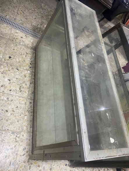 أثاث صيدله دواليب عدد ٦
وفاترينات الامينوم عدد ٢. ***********
