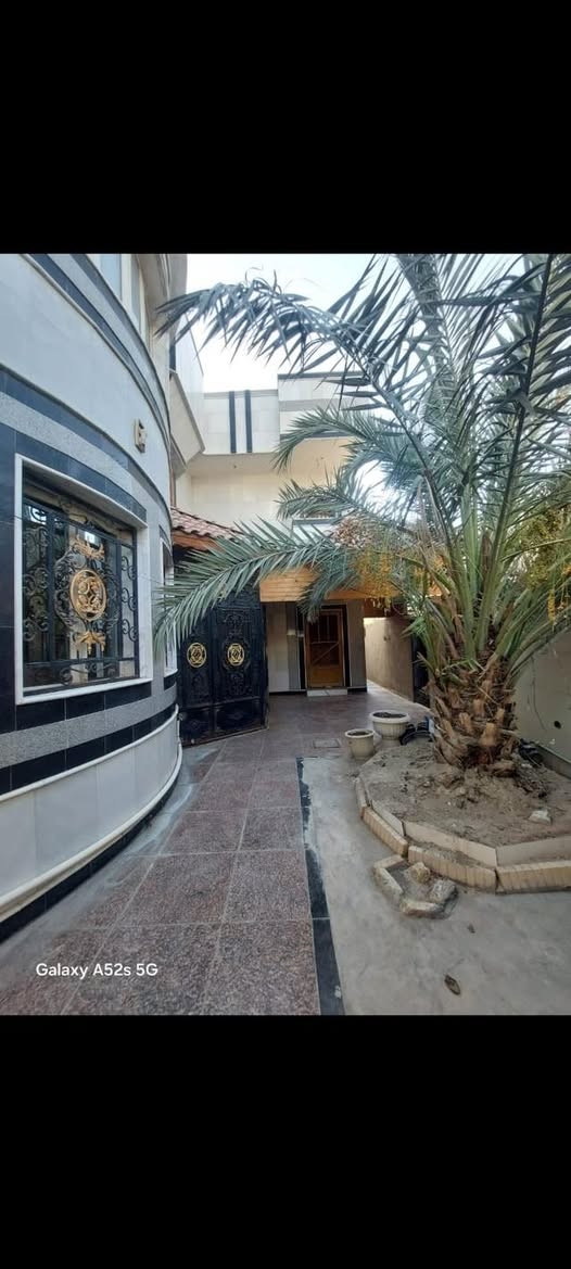 بيت للأيجار
مساحة 400 متر طابقين 
المطيحه مدخل شارع الوفود
الطابق الارضي 
استقبال وصالة وغرفتين  منام
ومطبخ حار وبارد وصحيات وكراج 
وحديقه
الطابق الاول اربع غرف وصاله وصحيات
الاجار مليونين قفل
يحتوي ع كاونتر مطبخ وسبالت
يصلح سكن او شركات
***********
