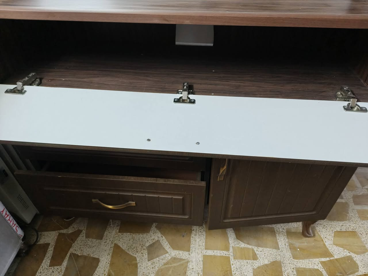 ميز مراية للبيع قفله ٣٥ أي عيب مابي الشراي يتصل على هذا الرقم‏‪***********‬‏ بي واتس
