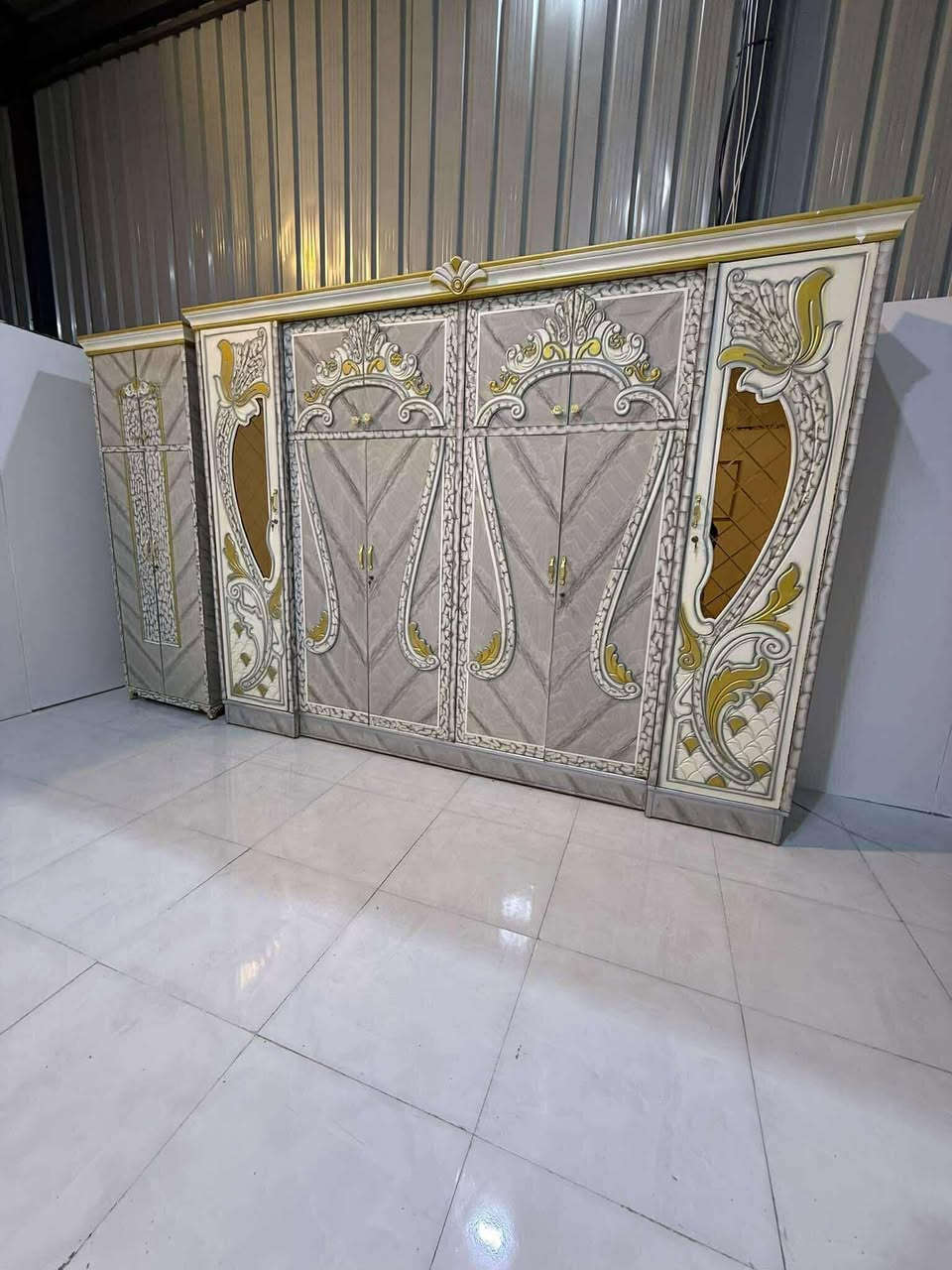 صبغ رارح  رصاصي مرمري
السعر ٨٥٠ بيهة مجال ***********يوجد وتساب🌸
شد نقل داخل بغداد مجاني محافظات بكروة
نضافه ٩٠ 
تسع قطع
