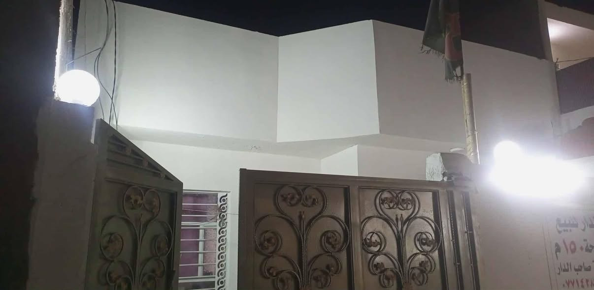 السلام عليكم بيت للبيع ١٥٠ متر اساس وسقف صب مركزي بنا طابوك وبلوك قريب علا شارع العام جاهز لسكن بي غرفتين وصاله ومطبخ واستقبال بنا حديث مكانه سايدين المطار الجديد بين لدخول والخروج مال لمطار لسعر ٥٥ وبي مجال ***********
