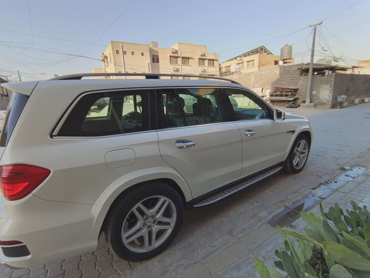 السلام عليكم GL550 مرسيدس موديل 2013 وارد امريكي مكفولة كفالة عامة من الضربة او الصبغ ماعدا خمس اشبار صبغ فقط السيارة كلين السيارة فول مواصفات بصمة بانوراما كشن مساج رادارات حساسات اشاير بالمري جوبلسات تصعد وتنزل 7 راكب كت AMG بلادي مكينة وكير كفالة حدادية جديدة تدفئة تبريد شغالة ثلج تخم تاير جديد نوزلات جديدة بلكات جديدة رقم اربيل مكينة 8 سلندر توين تيربو فول مواصفات بعد هواية مواصفات السعر خاص *********** مكان السيارة بغداد
