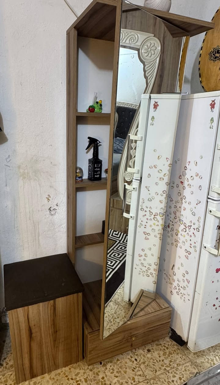 غرفه تركيه للبيع ثقيل مو عاديه مستخدمه قليل  بيهه فقط هاذ الفطر بلجانب مال الجربايه ماينشاف اشرته بلسهم  ٨ قطع الغرفه الكنتور عرضه ٣ متر والرتفاع مترين و ٣٥ سانتيم سعرهه ٨٥٠وبيهه مجال  عنواني المجر الكبير  رقم ***********
