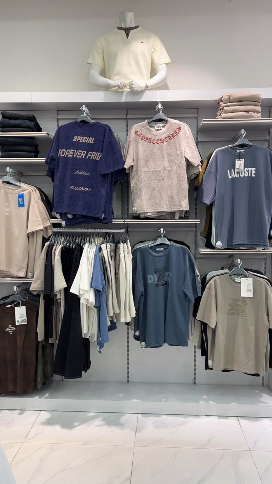 جهزنا الكم سكشن رجالي كامل بـ أحدث الموديلات الصيفية التريند اللي تلوك لإطلالتكم! 😎✨ مثل ما تشوفون تيشرتات رجالي بألوان صيفية مريحة وقصات أوفر سايز مجمع_النمور_فرع_الموصل  💌 راسلونا للطلب  العنوان : الموصل - سايدين المثنى - مقابل متنزه المثنى  الهاتف 📞: *********** 🚚 خدمة توصيل متوفرة لكل انحاء العراق
