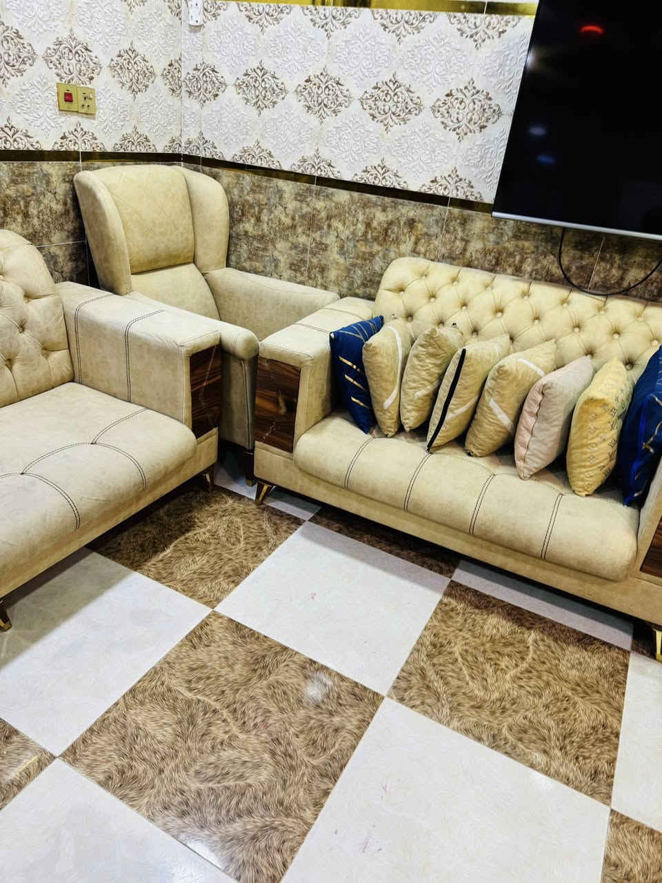 تخم قنفات عشرة مقعد للبيع  السعر 350 الف المكان الحنينه التواصل ***********
