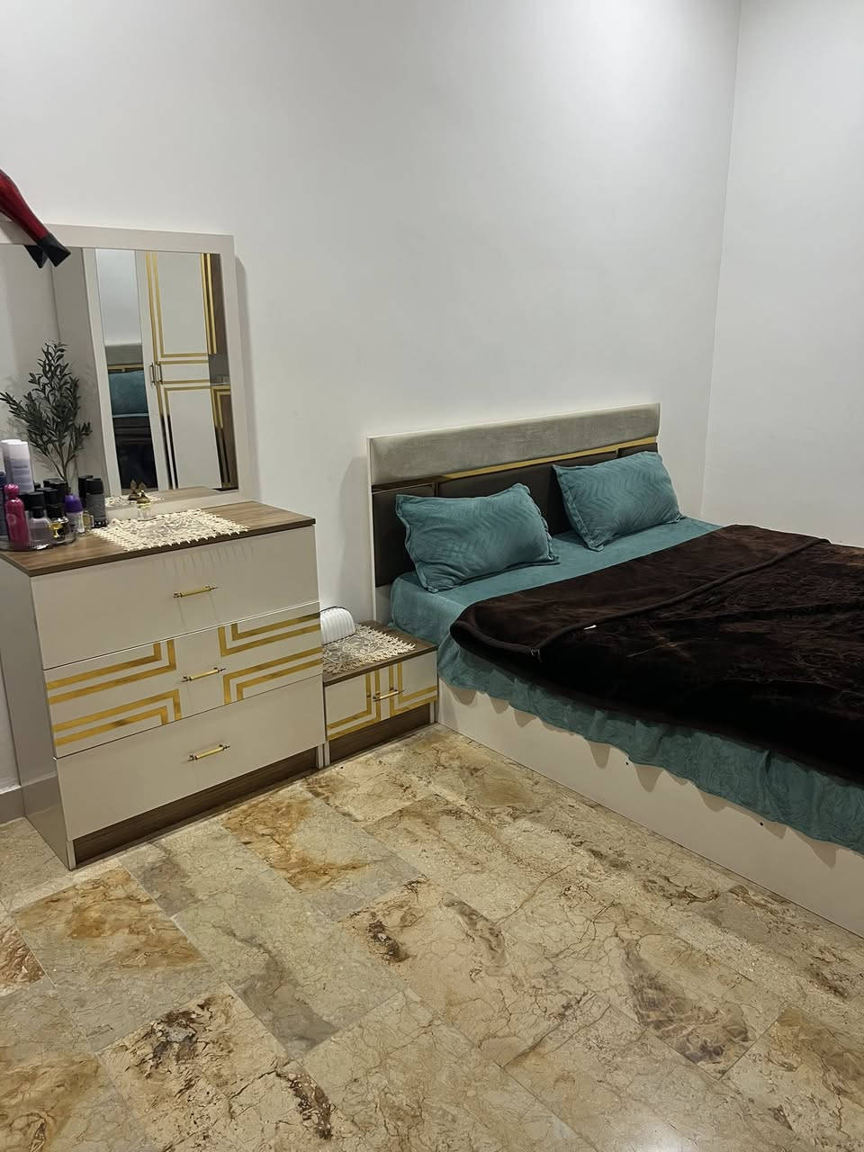 غرفة نوم تركي سعرها ٣٠٠ وكاونتر تفصال درجة أولى مرمر مع طباخ استعمال شهر سعرة ٦٠٠ وبلازمة ٤٢ نت سعرها ١٢٥ وطابعة جديدة بعدها سعرها ١٠٠ وسبلت اثنين طن شغال ونظيف سعرة ٢٥٠ مكان بغداد واتساب ***********
