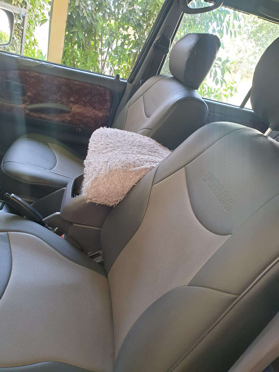 برادو كلين 2001 
100 ورقه بيها مجال للشراي 
موقع السياره الرمادي 

***********
