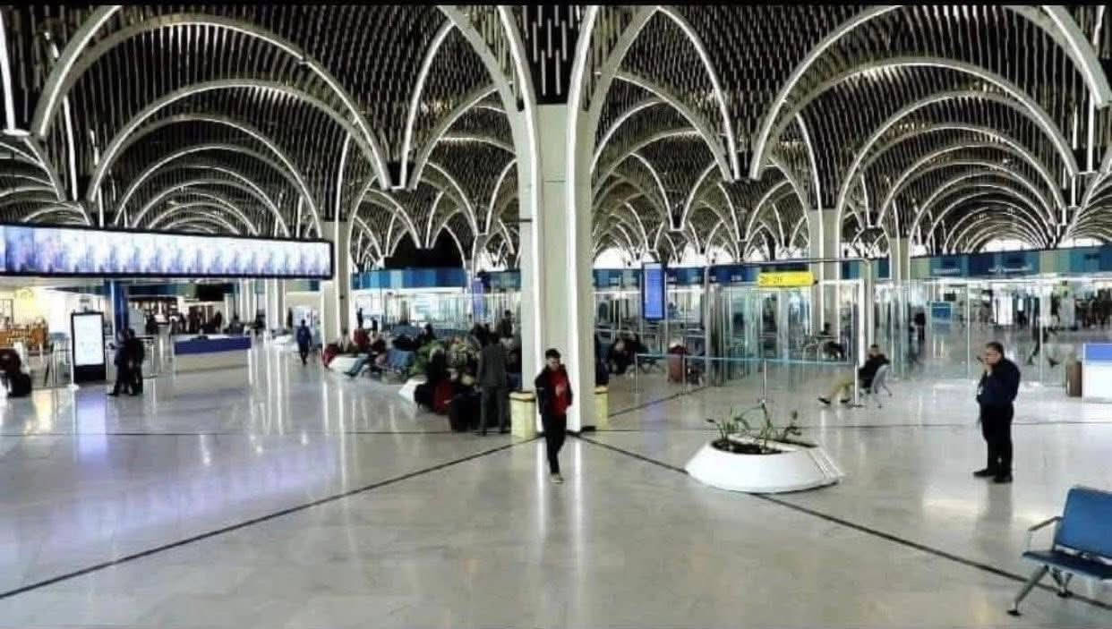 انتباه للمسافرين ✈️✈️✈️يوجد حجز سياره من باب بيتك 
الى صالة المطار/  ***********
يعني ناخذك من باب بيتك الى صالة الانتظار 
متوفرين 24 ساعه 
خابر واتس اب وحجز باي وقت السعر 25 الف فقط 
.*********** حديثة  توصيلك من باب بيتك 
الى صالة المطار ***********
