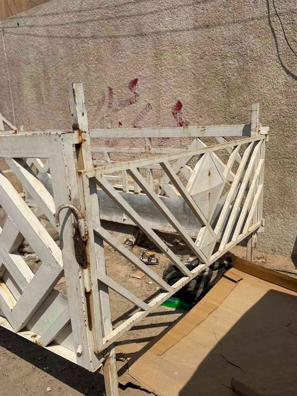 سلام عليكم محجر مال نثيه ابو الباب سعر ٢٠٠  وبيه مجال عنوان بغداد حبيبيه رقم ***********
