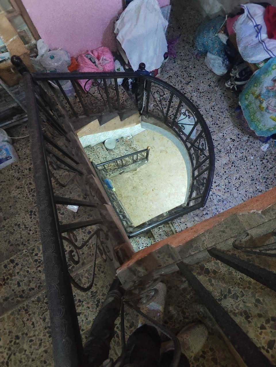 السلام عليكم منزل نصف قطعة في مدينة الصدر قطاع 11 قربه مدارس للاستفسار على هذه الرقم *********** او على الرقم الموجود في الصور
