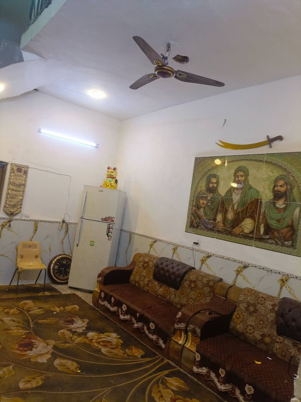 بيت طابقين مساحته 200متر  بناء بلوك  درجه اولى  مجاري والفرع مقرنص قرب سيطره الحميديه يبعد عن الشارع 50متر  كهرباء وشغل درجه اولى  كامل مابي اي نقص بس الواجهيا لبخ يرادلها فقط
ديوانيه الطول8 والعرض 4
مطبخ الطول 6والعرض4
صاله العرض 8 والطول 6
غرفه نوم الطول5 والعرض 5
 ترك خلفي الطول متر والعرض 8
الحوش طول 3 والعرض 8

طابق الثاني 
غرفه الطول 8والعرض 5
صاله الطول 6والعرض 3
حمام وتواليت الطول 3 والعرض 2 

قفله  75 

***********  بس واتساب
