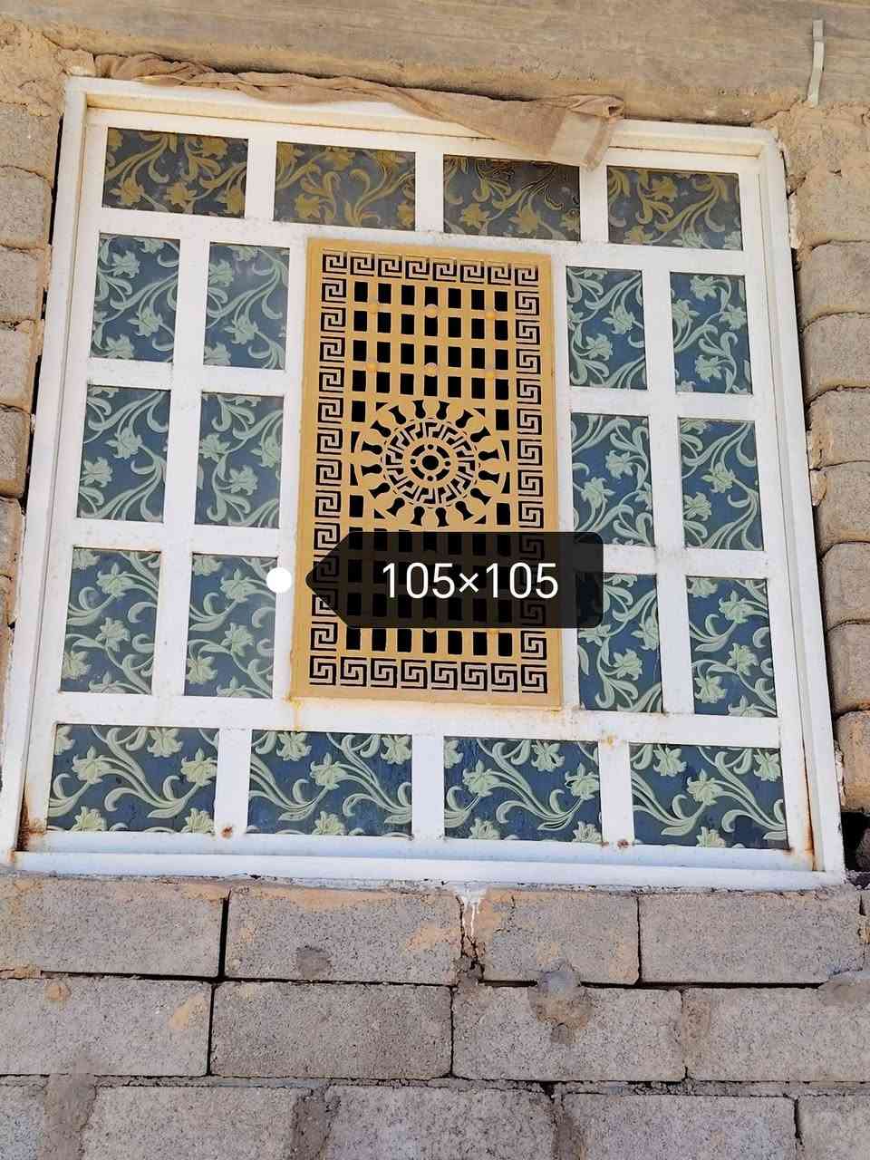 السلام عليكم يوجدابواب وشبابيك حديد 2 ملم فصال حديث مستخدم فتره قليله طول الشباك متراونص في متراونص عدد٣ وباب ارتفاع٣متر
 ***********
