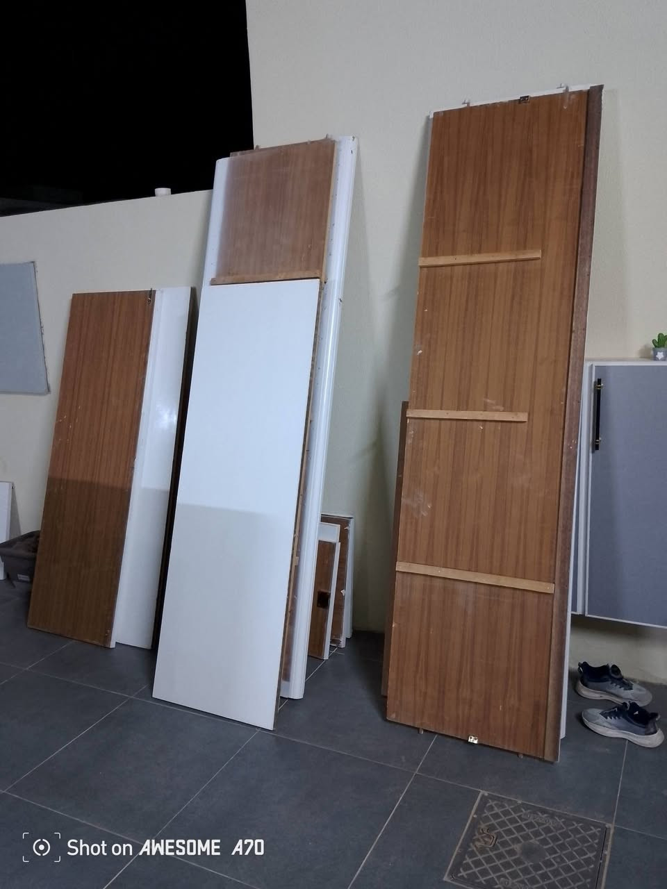 كنتور ٦ بيبان طابقين شغل نجار
وميز تواليت  وكومدي عدد ٢ مستعمله ونضيفه جدا عندي صوره قبل الصبغ حاليا مفصخه اجت من النجار صبغهه ورتبه صبغ اخشاب ابيض اريده ٣٧٥ الف
*********** واتساب
