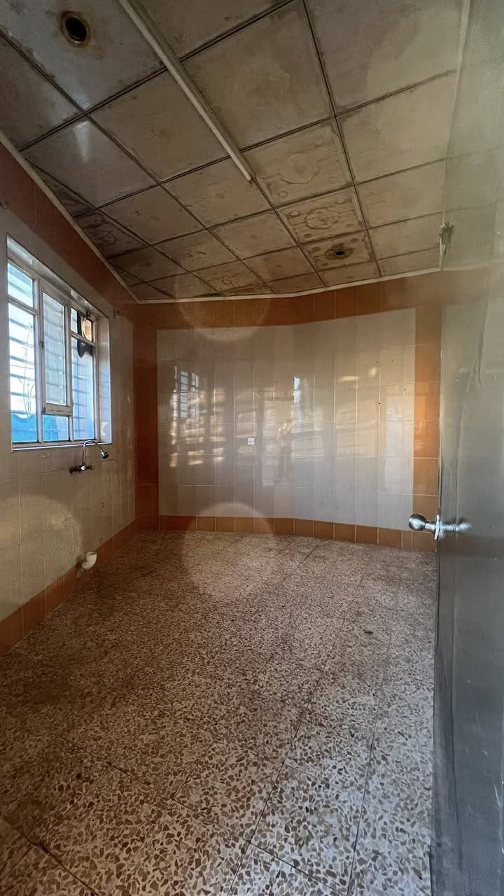 شقه طابق اول للاجار 
غرف 2 +هول + مطبخ +بلكونات عدد 2
شقه نضيفه وجاهزة كم واضح بل صور
العنوان الجانب الايمن وادي حجر قرب المدخل من جيهة المستشفى 
 للاستفسار الاتصال على الرقم 
***********
***********
