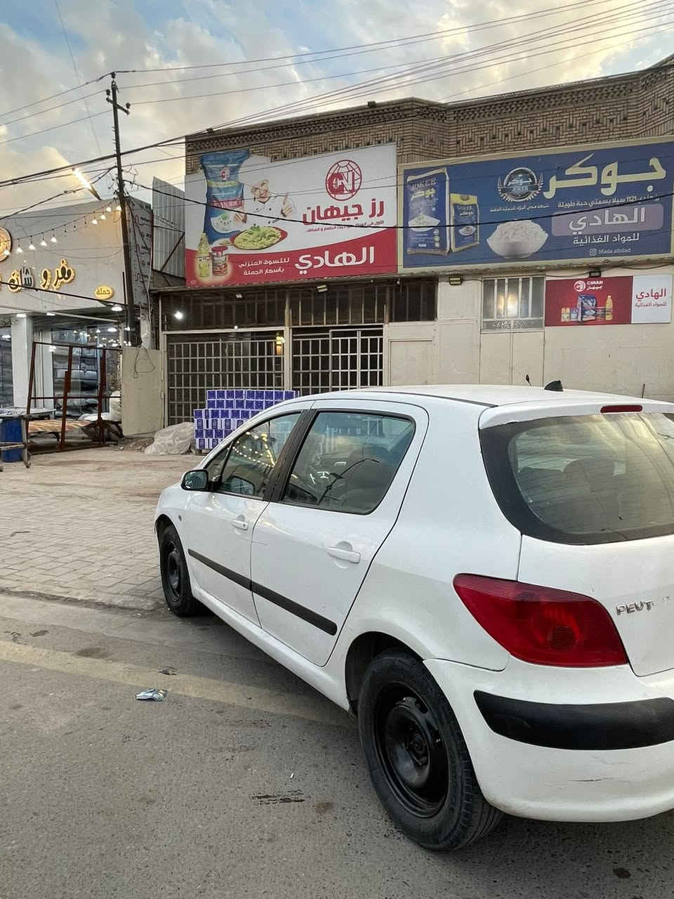 السلام عليكم بيجو 307
2005 مكينه جديده جادها ع ايدي تخم تايرات جديد سياره كعدتها حلوه مثل مشوفون. سعرها 48  وبيها مجال حك الجيه 
***********
