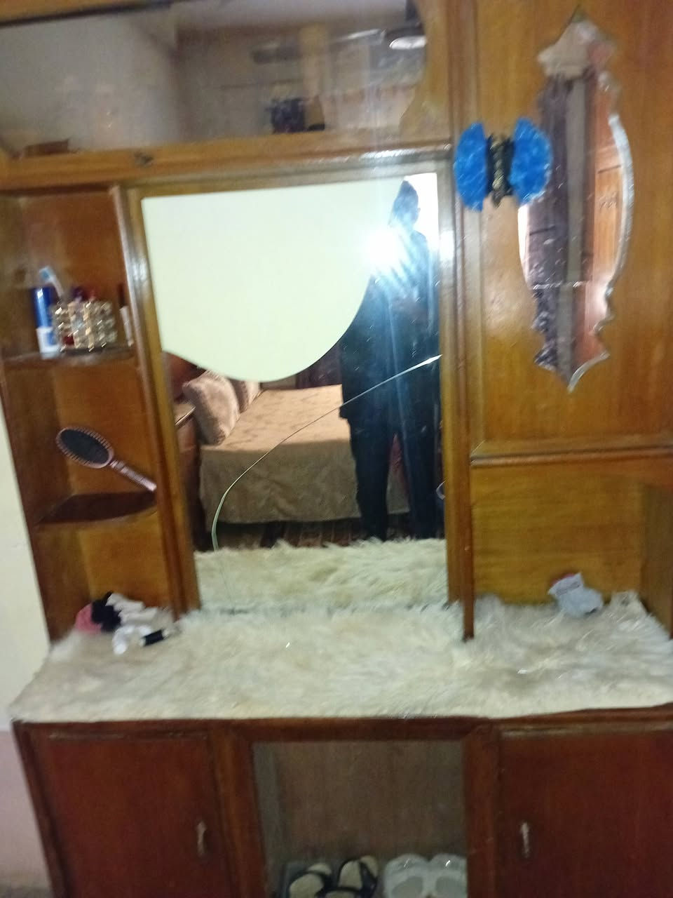 سلام عليكم ورحمة الله وبركاته من رخصه الادمنيه  غرفه اخشاب للبيع  السعر 700 وبيها  مجال  ***********
