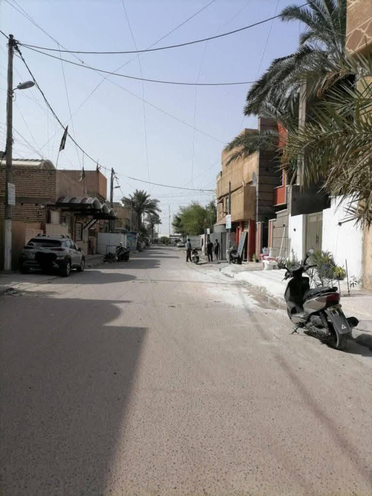 السلام عليكم دار للبيع في الحريه الثالثه الجمعيات كلش قريب علا الهايبر ماركت قرب جسر دباش بفرع مدرسة اسيا الدار عكاده طابقين المساحه ١٣٥متر الواجهه ٩ والنزال ١٥ملك طابو صرف يتكون الاطابق الاول من طرمه  واستقبال وغرفتين ومطبخ ومنور وخدمات والطابق الثاني غرفتين معخدمات مع صطح للاستفسار على الرقم ***********
