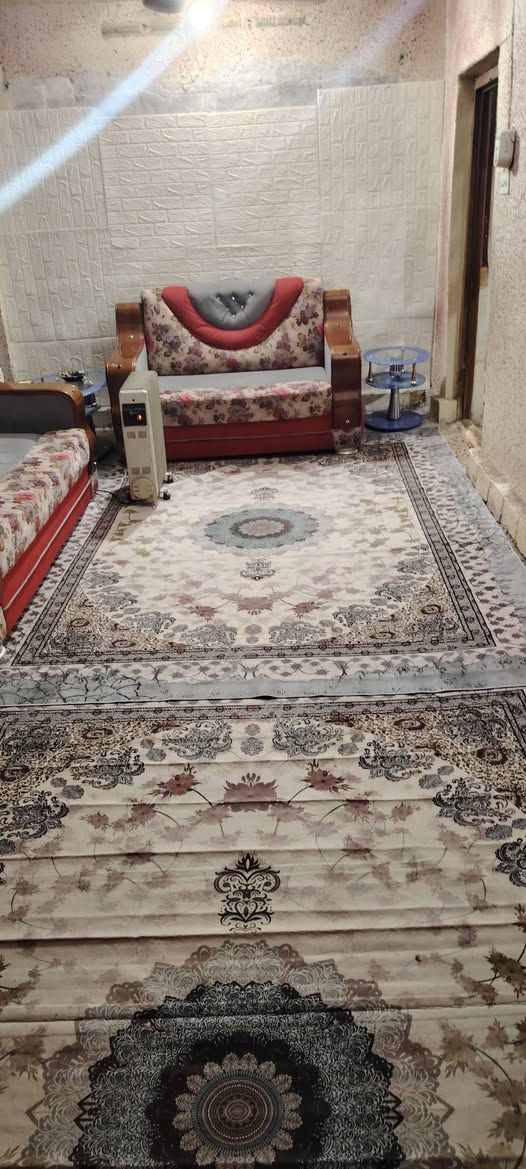 السلام عليكم بيت للبيع حي الجامع قرب المصفي القديم المساحة 150م ركن على شارعين طابقين الطابق الأول صالة وغرفة خطار وبطبخ حار وبارد وصحيات الطابق الثاني مكون من غرفة سويت كامل وصالة وصحيات و صطح مكان غرفة سعر الاستفسار ***********
